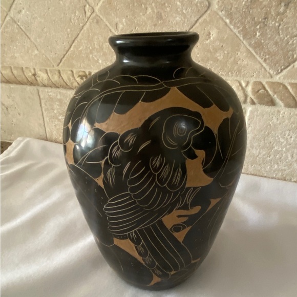Terracotta Vase Hand Carved Art Bird Nicaragua Signed Urn Parrot - Picture 9 of 10